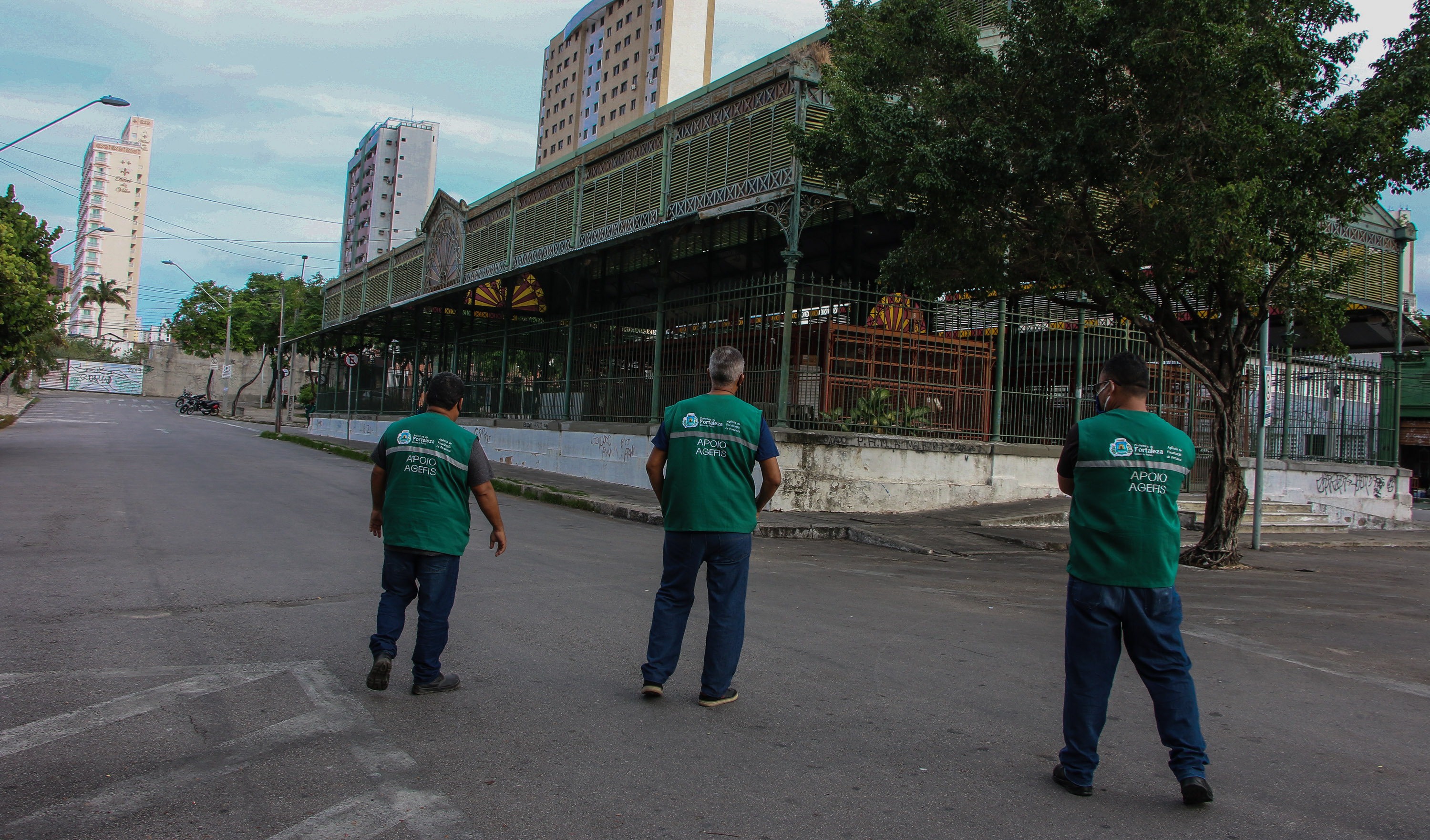 Fiscais da Agefis em frente ao Mercado dos Pinhões